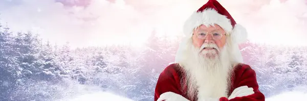 Santa Claus Zimě Založenýma Rukama — Stock fotografie