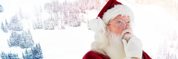 Weihnachtsmann Auf Weihnachtlichem Hintergrund Mit Schnee Und Bäumen — Stockfoto