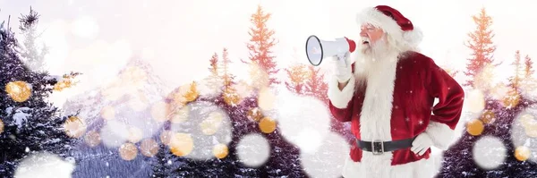 Weihnachtsmann Auf Winterlandschaft Mit Lautsprecher — Stockfoto
