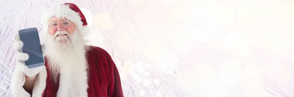 Santa Hält Telefon Auf Schneebedecktem Hintergrund — Stockfoto