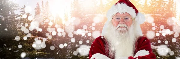 Fröhlicher Weihnachtsmann Mit Winterlandschaft — Stockfoto