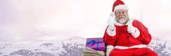 有冬季风景和礼物的圣诞老人 — 图库照片
