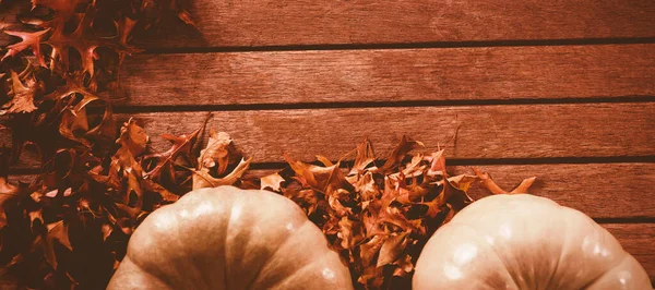 Folhas Outono Por Abóboras Mesa Durante Halloween — Fotografia de Stock