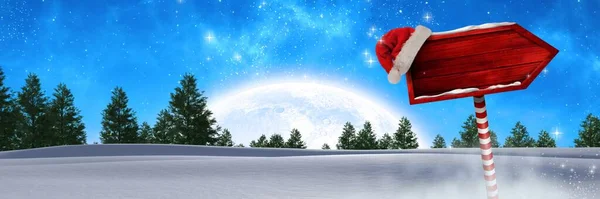 クリスマスの冬の風景とサンタの帽子の木の看板 — ストック写真