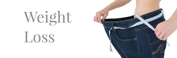 重量損失テキストとオーバーサイズのズボンでウエストを測定する女性にフィット — ストック写真