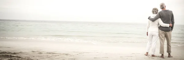 Вид Ззаду Старшу Пару Приймає Пляжі — стокове фото