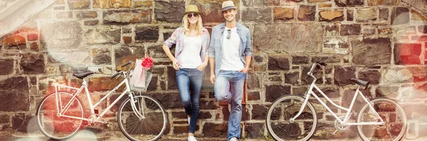 Junges Paar Steht Mit Fahrrad Ziegelmauer — Stockfoto
