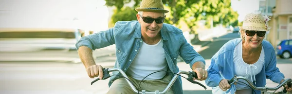Szczęśliwy Starsza Para Będzie Rowerze Jeździć Mieście — Zdjęcie stockowe