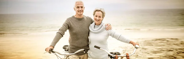 Gelukkige Senior Paar Met Hun Fiets — Stockfoto