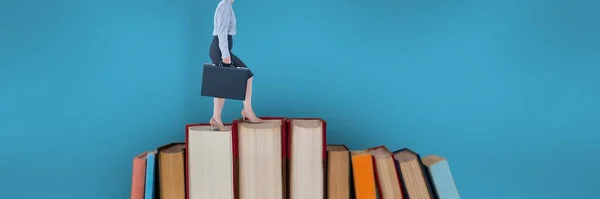 Kadını Mavi Geçmişi Olan Kitaplara Tırmanıyor — Stok fotoğraf