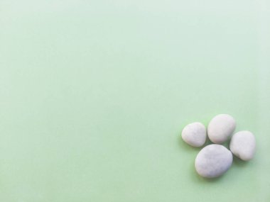 Yeşil arka planda beyaz taş kaplıca