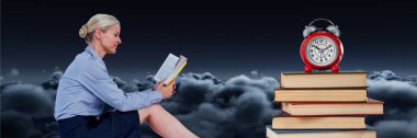 Kadın kitap kitaplar ve saat yanında okuma bileşik görüntü