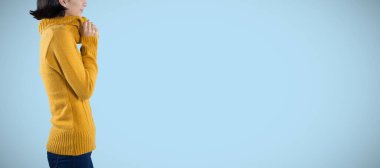 Beyaz arkaplana karşı poz veren kışın giydiği kadın resmi.