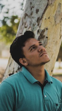 Düşünen ve gökyüzüne bakan adam