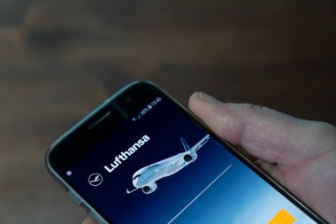 Akıllı telefondaki Lufthansa uygulaması. 