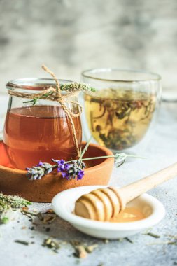 Bitki çayı konseptinin yakın plan çekimi.