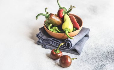 Arka plan için taze organik dolmalık biberlerin yakın plan çekimi.