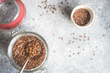 Arka plan için taze organik keten tohumlarının yakın plan çekimi.