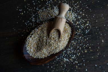 Arka plan için kasedeki taze organik mısır gevreklerinin yakın plan çekimi.