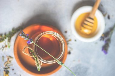 Arkaplanda çiçek balı konsepti