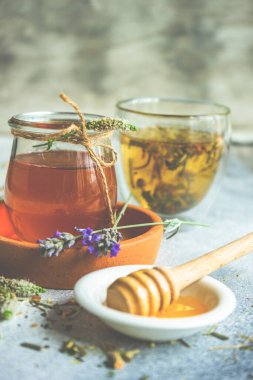 Bitki çayı konseptinin yakın plan çekimi.