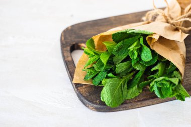 Organik nane bitkisinin yakın plan çekimi.