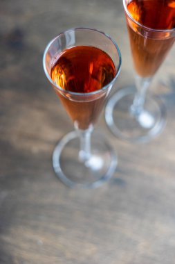 Arka planda kadehlerle şampanya