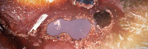 冬の温泉プールに横たわる二人の男 — ストック写真