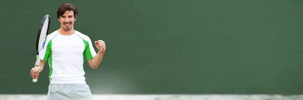 ラケットが付いている緑の背景を持つテニス選手の男 — ストック写真