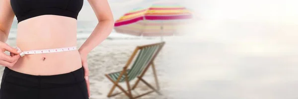 Mujer Midiendo Peso Con Cinta Métrica Cintura Playa Verano — Foto de Stock