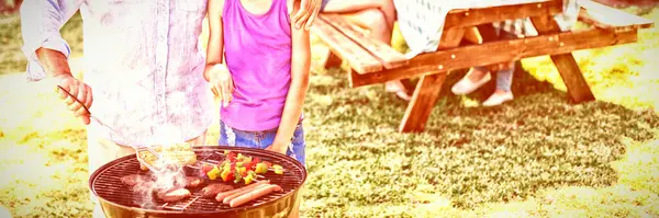 Grootvader Kleindochter Bereiden Barbecue Terwijl Familie Eten — Stockfoto