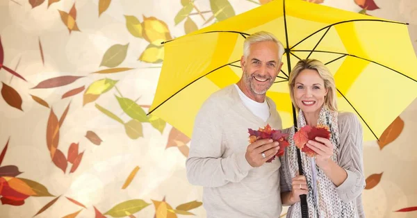 秋天的叶子 有成熟的夫妇在伞下 — 图库照片