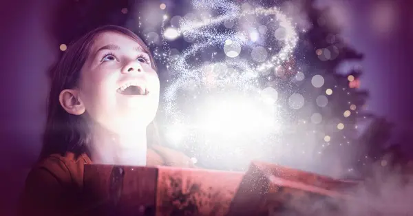 Aufgeregtes Mädchen Öffnet Magische Weihnachtsgeschenkschachtel Mit Funkelndem Licht — Stockfoto