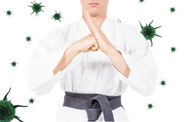Giovane Uomo Praticare Karate Contro Sfondo Bianco — Foto Stock