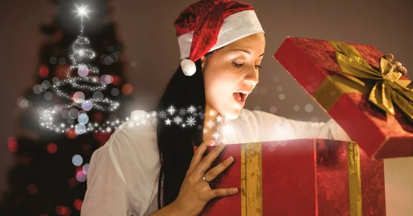 Spännande Kvinna Öppnar Magisk Jul Presentförpackning Med Gnistrande Ljus — Stockfoto
