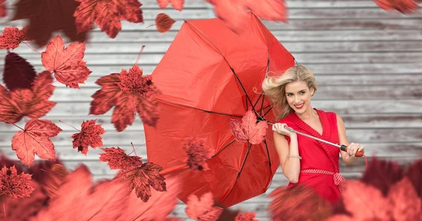 Folhas Outono Soprando Com Modelo Mulher Segurando Guarda Chuva — Fotografia de Stock