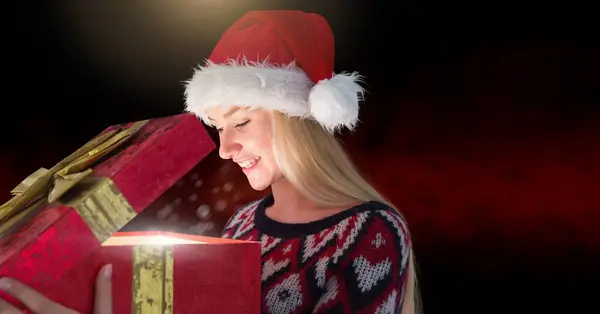 Femme Excitée Ouvrant Boîte Cadeau Noël Magique Avec Lumière Scintillante — Photo