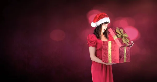 Spannende Santa Vrouw Openen Magische Kerstcadeau Doos — Stockfoto