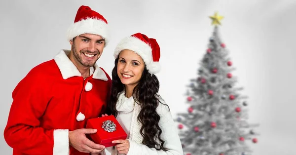 Natal Musim Dingin Pasangan Dengan Pohon Natal Dan Hadiah — Stok Foto