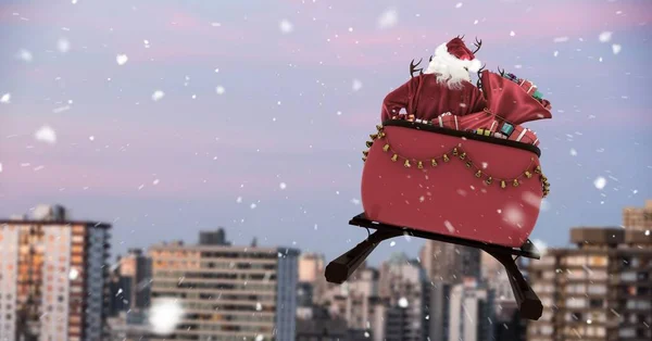 Santa Latający Saniach Reniferami Nad Miastem — Zdjęcie stockowe