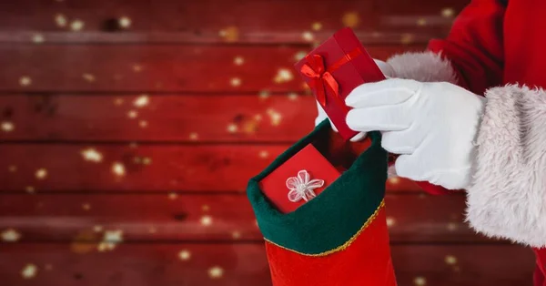 Santa Βάζοντας Δώρα Στην Κάλτσα Κόκκινο Ξύλο — Φωτογραφία Αρχείου