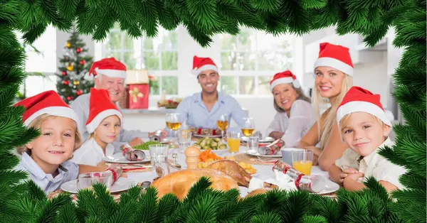 Julgransgräns Med Glad Familjemiddag — Stockfoto