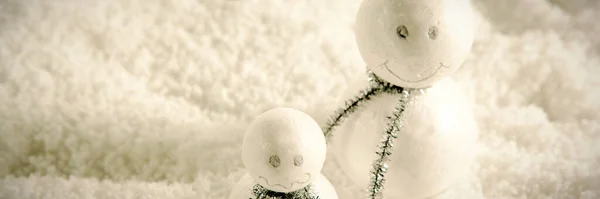 Три Белых Снеговика Сидят Снегу — стоковое фото