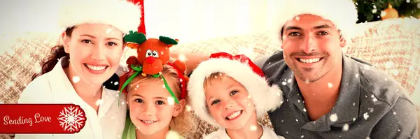 Sammansatt Bild Porträtt Lycklig Familj Med Jul Hattar Sitter Soffan — Stockfoto