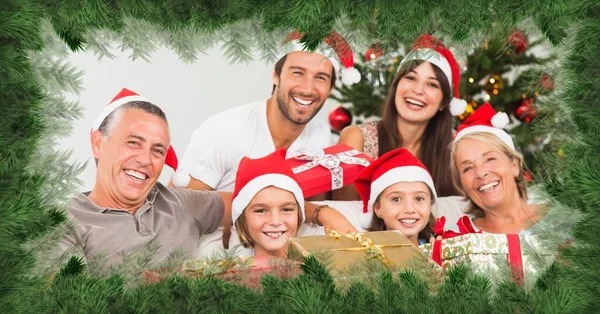 Julgransgräns Och Lycklig Familj Träffas — Stockfoto