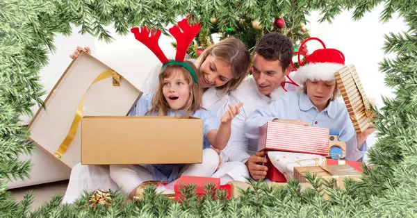 Julgran Gräns Och Familj Öppnar Gåvor — Stockfoto