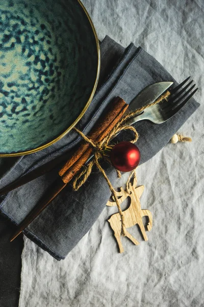 圣诞餐桌布置布置的特写 — 图库照片