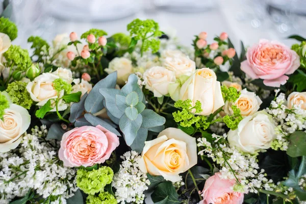 Composition Mariage Floral Avec Des Roses Des Feuilles Vertes — Photo