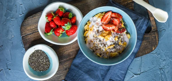 テーブルの上のおいしい食べ物 伝統的な健康的な朝食 — ストック写真