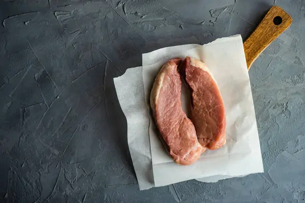 紙の生の豚肉 — ストック写真
